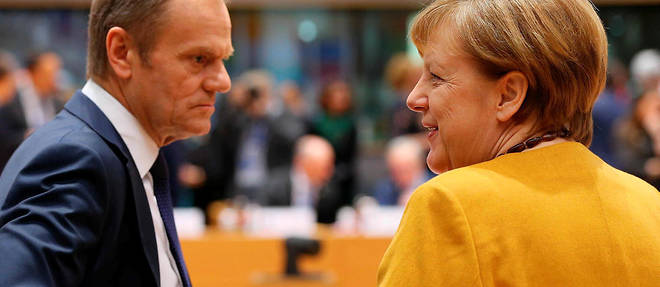 Le president du Conseil europeen Donald Tusk et la chanceliere allemande Angela Merkel lors d'un conseil a Bruxelles le 22 mars.  