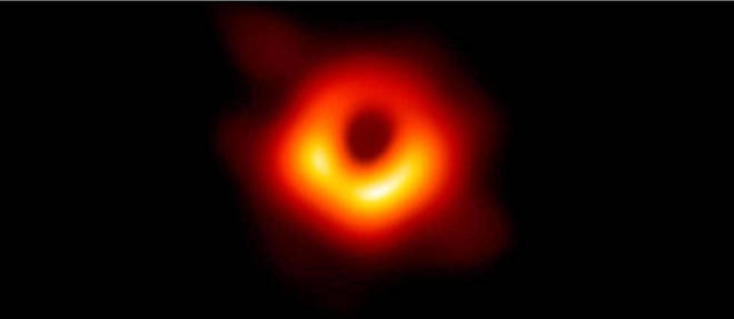 Ce cliche est une premiere mondiale dans l'etude des trous noirs. Par contraste, on voit ici l'ombre du trou noir supermassif au centre de la galaxie M87.