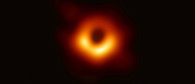 Le monde admire pour la premiere fois un trou noir