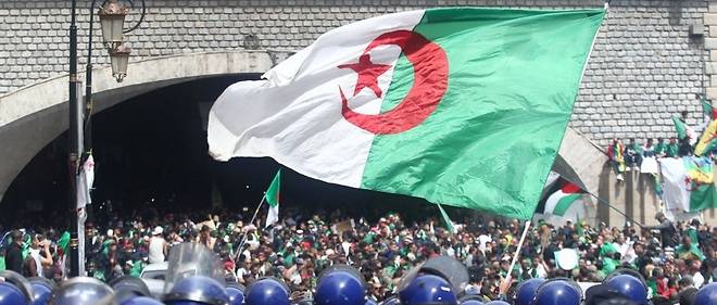 Des manifestants devant les forces de l'ordre a Alger, le 12 avril 2019. 