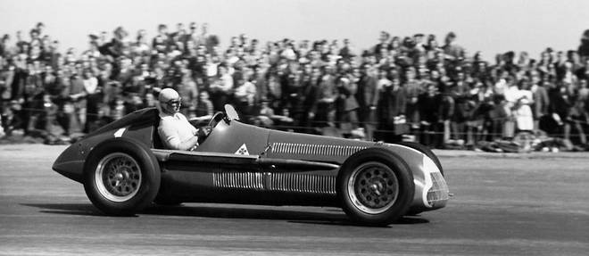 Juan Manuel Fangio au volant de son Alfa Romeo a Silverstone, lors du premier Grand Prix de l'histoire de la Formule 1. 

