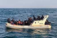 Des migrants entassés sur un bateau à coque semi-rigide entre la France et l'Angleterre. 