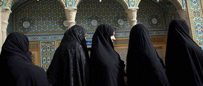 Le code vestimentaire entre en vigueur en Iran apres la Revolution islamique de 1979 impose aux femmes de sortir tete voilee et le corps couvert d'un vetement ample.