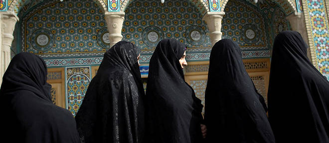 Le code vestimentaire entre en vigueur en Iran apres la Revolution islamique de 1979 impose aux femmes de sortir tete voilee et le corps couvert d'un vetement ample.