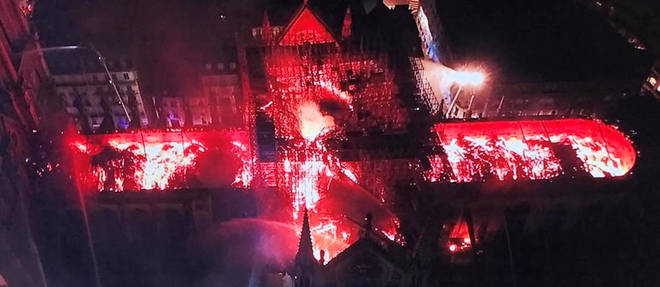 La cathedrale est la proie des flammes, comme le montre cette image capturee par un drone de la police. 