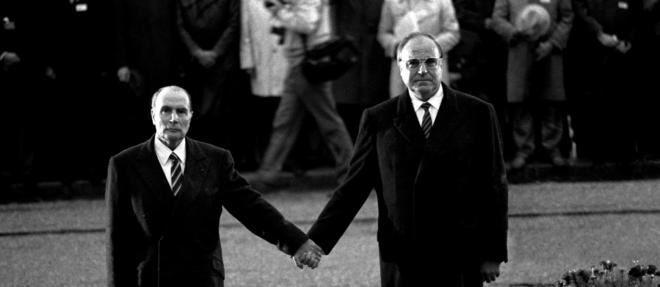  Le président François Mitterrand (G) et le chancelier allemand Helmut Kohl se tiennent la main lors d'une cérémonie de réconciliation commémorant le souvenir des soldats français et allemands tombés pendant les deux guerres mondiales et scellant l'entente retrouvée, le 22 septembre 1984 à Douaumont, près de Verdun.  