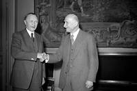  Konrad Adenauer, à droite, et Robert Schuman, président du Parlement européen, en 1959. 