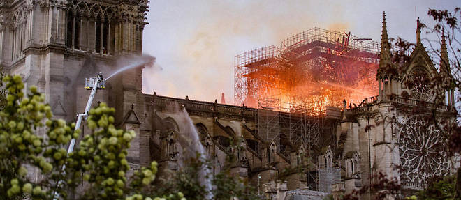 Les pompiers tentent de lutter contre les flammes qui ravagent la toiture de Notre-Dame de Paris, lundi 15 avril.