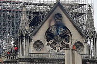  Après l'incendie à Notre-Dame, les dégâts s'annoncent très importants. Les promesses de dons affluent et l'enquête se poursuit. 