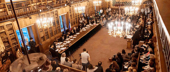 Les candidats argumentent devant les douze secretaires de la Conference. Les trois tours se deroulent dans l'imposante bibliotheque de l'Ordre des avocats de Paris, archicomble.
