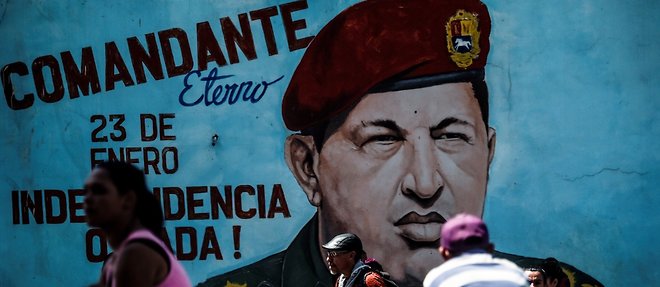 Lorsqu'il a accede au pouvoir, en 1999 (apres une tentative de coup d'Etat ratee en 1992), Chavez a entame une serie de reformes importantes et a nationalise rapidement plusieurs secteurs de l'economie. Il s'est meme arroge le droit de legiferer par decret, court-circuitant ainsi la chambre legislative restante.