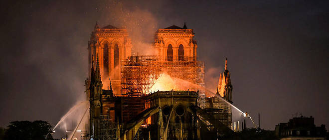 L'incendie sur le toit de Notre-Dame a ete eteint mardi matin. La fleche est tombee, mais l'edifice est encore debout.