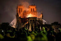  L'incendie sur le toit de Notre-Dame a été éteint mardi matin. La flèche est tombée, mais l'édifice est encore debout. 