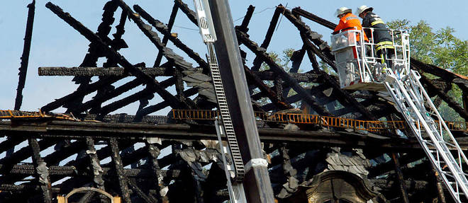 En 2004, un incendie a detruit le toit de la bibliotheque Anna Amalia, a Weimar.