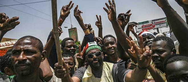 Soudan: les manifestants mobilises en masse une semaine apres la chute de Bechir