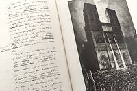  Une double page presque prémonitoire tirée du livre de « Notre-Dame de Paris ». Elle est tirée du coffre mis en vente par les éditions des Saint-Pères. 