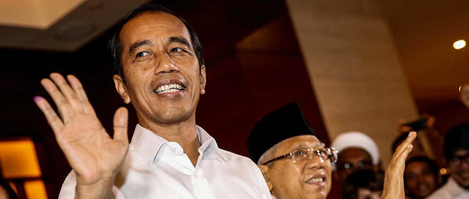 Lors de la presidentielle du 17 avril, Jokowi aurait recueilli environ 55 % des voix, contre 45 % pour le general Prabowo, proche des milieux musulmans conservateurs.