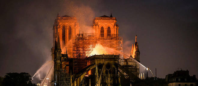 Les dons pour reconstruire la cathedrale Notre-Dame de Paris sont en train de quasiment depasser le milliard d'euros.