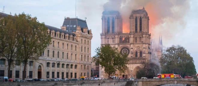 A 18h45 lundi 15 avril 2019, le toit de la cathedrale Notre-Dame de Paris prend feu. l'incendie se propage rapidement. Vue depuis le pont Saint-Michel.