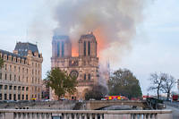  A 18h45 lundi 15 avril 2019, le toit de la cathedrale Notre-Dame de Paris prend feu. l'incendie se propage rapidement. Vue depuis le pont Saint-Michel. 