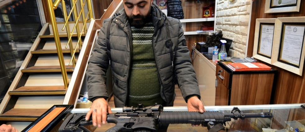 A Mossoul apres l'EI, les armes se vendent et inquietent