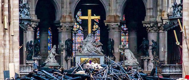 Dans Notre-Dame devastee. L'architecte Jean-Michel Wilmotte estime que les nouveaux materiaux permettraient de reconstruire plus rapidement la cathedrale dans le respect de son esprit.