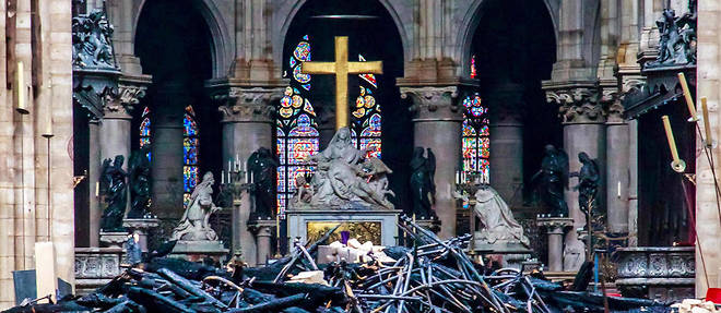 Dans Notre-Dame devastee. L'architecte Jean-Michel Wilmotte estime que les nouveaux materiaux permettraient de reconstruire plus rapidement la cathedrale dans le respect de son esprit.