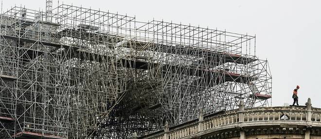 Debut des travaux de bachage de Notre-Dame de Paris