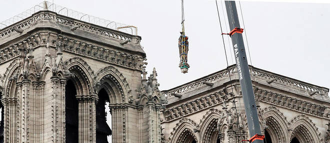 Les travaux ont debute a Notre-Dame de Paris.