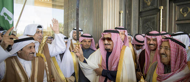 Le roi d'Arabie saoudite Salmane bin Abdulaziz al Saoud recu par l'emir du Koweit, en decembre 2016 (photo d'illustration).
 
