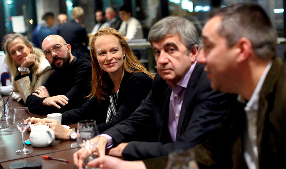 
        Echanges. Violette Spillebout (au centre), lors d'une reunion de son collectif Lille C, lance dans le cadre des elections municipales de 2020.