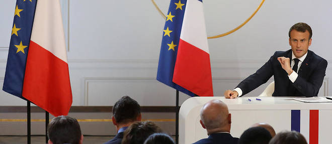 Emmanuel Macron devant ses ministres et le parterre de journalistes.