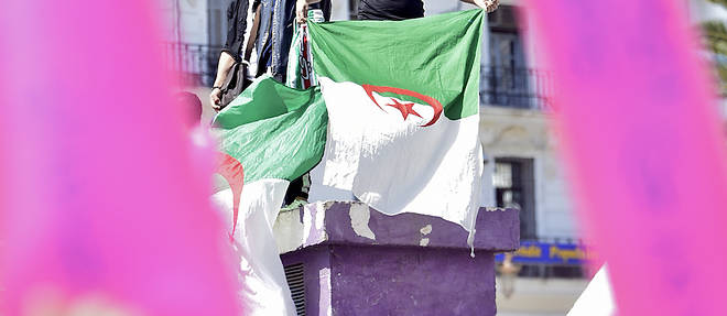 Les Algeriens qui marchent depuis plus de deux mois pour un changement de systeme maintiennent leur revendication d'une vraie transition non controlee par le pouvoir. 