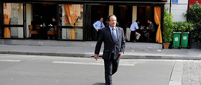 Francois Hollande, devant la brasserie Le Bourbon en 2009.
