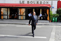  François Hollande, devant la brasserie Le Bourbon en 2009. 