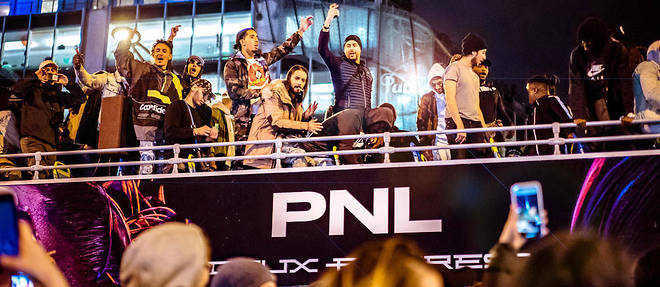 Un bus a imperiale aux couleurs du groupe PNL defile sur les Champs-Elysees pour marquer le lancement de l'album.