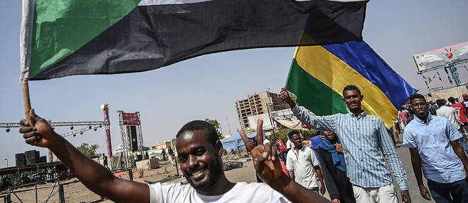 Dans la rue, les manifestants, rassembles jour et nuit depuis le 6 avril devant le quartier general de l'armee a Khartoum, maintiennent la pression.