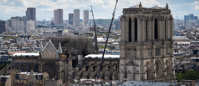 Apres l'incendie de Notre-Dame, plusieurs pistes ont ete evoquees pour sa reconstruction. Le chef de l'Etat assure vouloir que les travaux soient termines d'ici cinq ans.