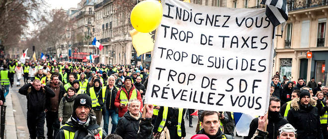 Manifestation des Gilets Jaunes, acte IX. Boulevard Sebastopol, pancarte Indignez-vous. Taxes, suicide, sdf. Manifestation a Paris de Bercy, place de l'Etoile (Arc de Triomphe).