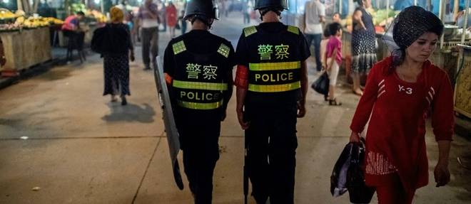 Chine: HRW denonce la surveillance quotidienne au Xinjiang grace a une application