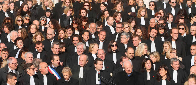 Pres d'un millier d'avocats se sont reunis sur les marches du palais de Justice Monthyon a Marseille le 6 decembre 2012.