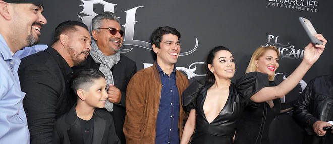 Les acteurs d'<< El Chicano >> prennent la pose devant un cinema de Hollywood qui diffuse le film en avant-premiere, le 30 avril 2019.