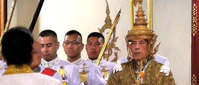 Maha Vajiralongkorn est en realite au pouvoir depuis la mort de son souverain pere, en 2016.