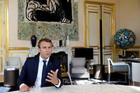  Emmanuel Macron répond à une interview du « Point » dans son bureau. Derrière lui, une tapisserie de  Pierre Alechinsky et, à droite, « Earth Crisis », une œuvre d'Obey.  
