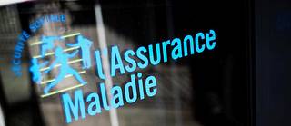  Photo prise le 23 octobre 2012 à Paris du logo de l'Assurance maladie devant un bâtiment de la Caisse primaire d'Assurance maladie (CPAM). 