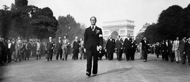 Le colonel Francois de La Rocque et ses Croix-de-Feu en 1935 sur les Champs-Elysees.