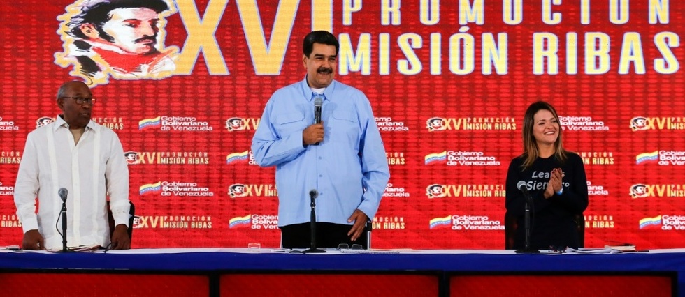 Maduro accuse son ex-chef du renseignement d'avoir "coordonne" le soulevement rate