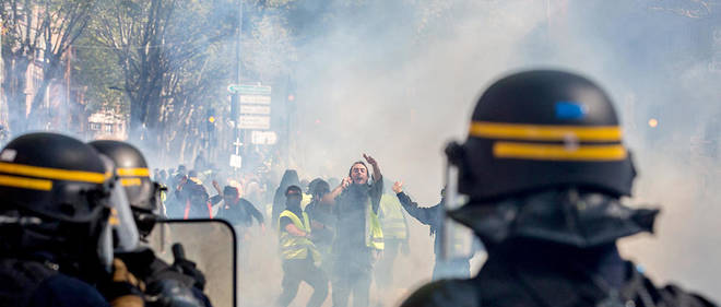 Des tirs de gaz lacrymogene lors d'une manifestation de Gilets jaunes a Toulouse le 13 avril.