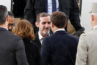 Les ex-otages accueillis &agrave; Villacoublay par Emmanuel Macron