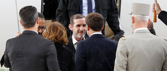 Les anciens otages ont ete accueillis par Emmanuel Macron sur le tarmac de l'aeroport de Villacoublay. 